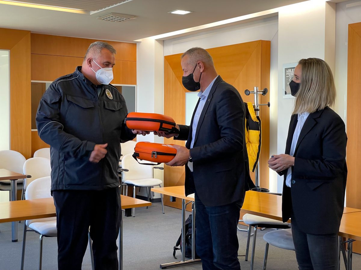 Tlačová správa: Mestskí policajti v Banskej Bystrici sú vybavení novými defibrilátormi